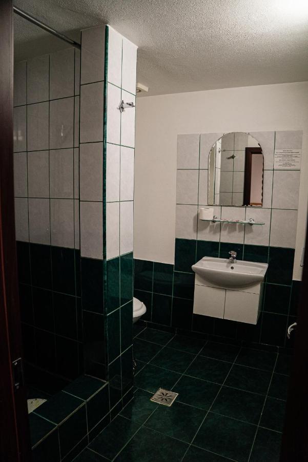 فندق Târgu Jiuفي  Casa Gorjeneasca المظهر الخارجي الصورة